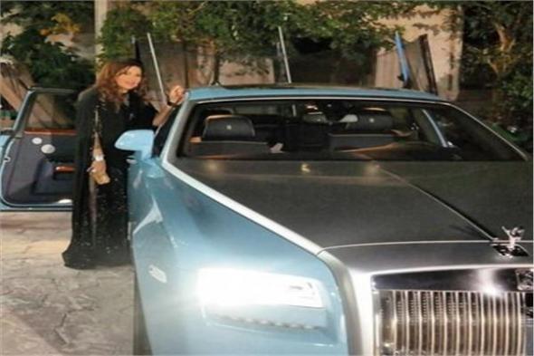 أحلام تفقد سيارتها “الروز رايز” في مطار دبي بسبب الفيضانات