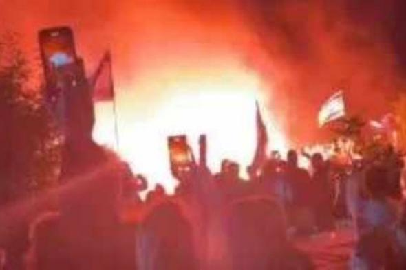 إسرائيليون يحرقون شوارع قيسارية المحتلة احتجاجا على نتنياهو.. فيديو