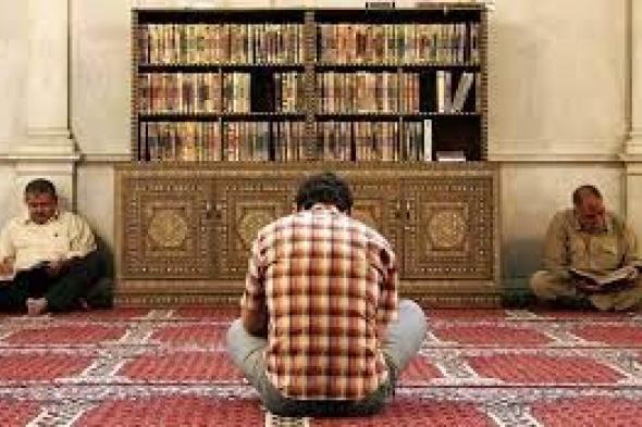 تفسير حلم الجلوس في المسجد وقراءة القرآن في المنام 