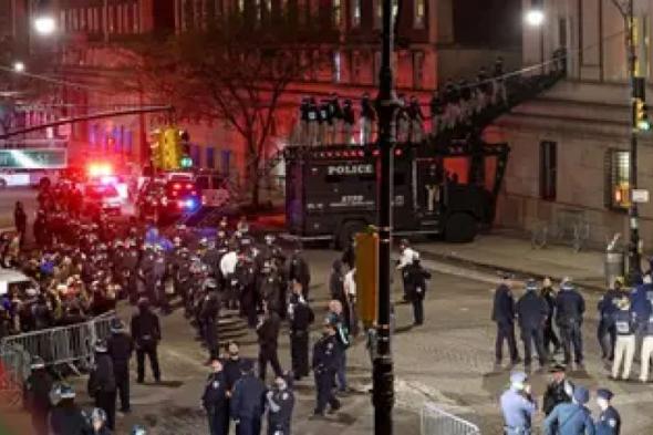وسط استمرار الاحتجاجات .. شرطة نيويورك تقتحم جامعة كولومبيا وتعتقل عشرات المؤيدين لغزة