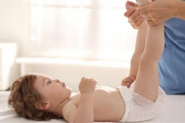 كيف أقوي عظام طفلي الرضيع.. وما دور الكالسيوم وفيتامين د؟|