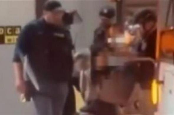 الشرطة بجامعة أريزونا تخلع حجاب متظاهرة أثناء الاعتقالات | شاهد belbalady.net