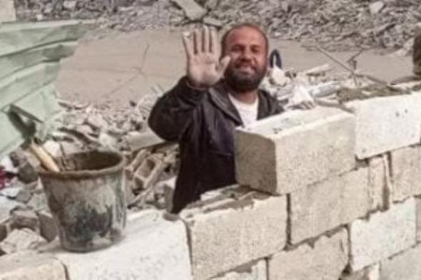 فلسطينى يعيد بناء منزله فى خان يونس.. ويؤكد: كل شىء تدمر راح نعمروا.. صور