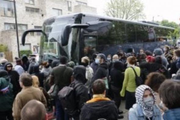 تليجراف: متظاهرون يحاولون منع نقل مهاجرين من فندق بلندن بتمزيق إطارات الحافلة