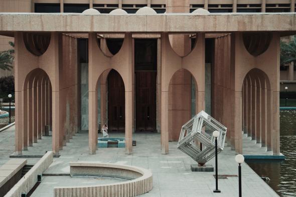 انهيار جامع جامعة الملك فهد بالسعودية بسبب الأمطار (فيديو)