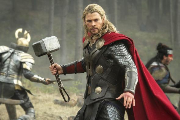 Chris Hemsworth نجم Thor يقول أنه يكره ارتداء العباءات لأنها ’غير عملية‘