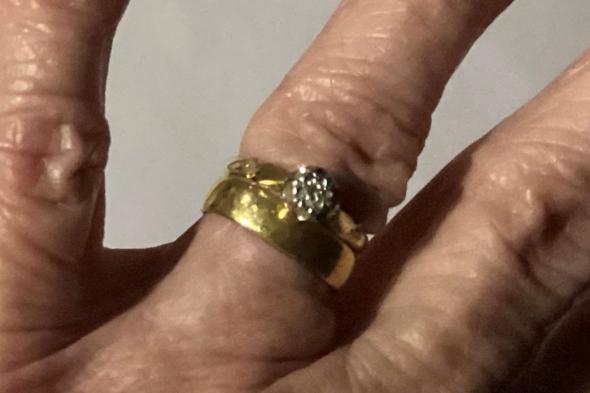 عجوز تعثر على خاتم خطوبتها بعد 54 عامًا من فقدانه