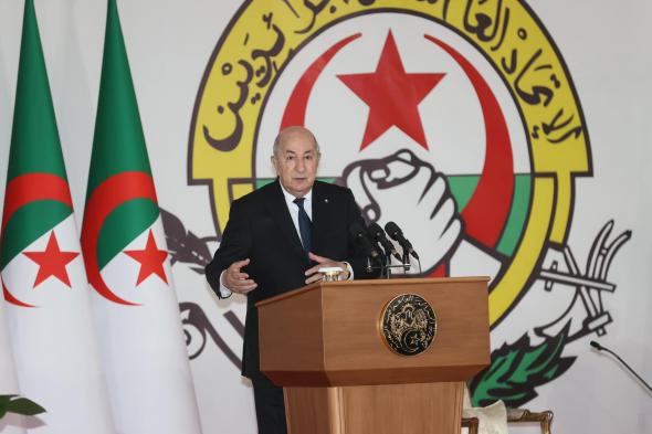 رئيس الجزائر يثير الجدل بخطاب التهديد بـ “حجرة في يده”