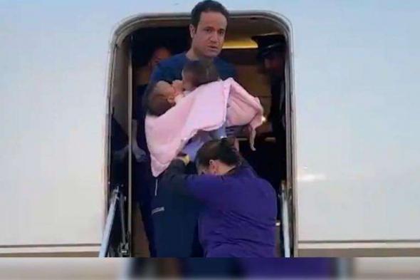 وصول التوأم السيامي الفلبيني "عائشة وأكيزا" على متن طائرة الإخلاء الطبي السعودي