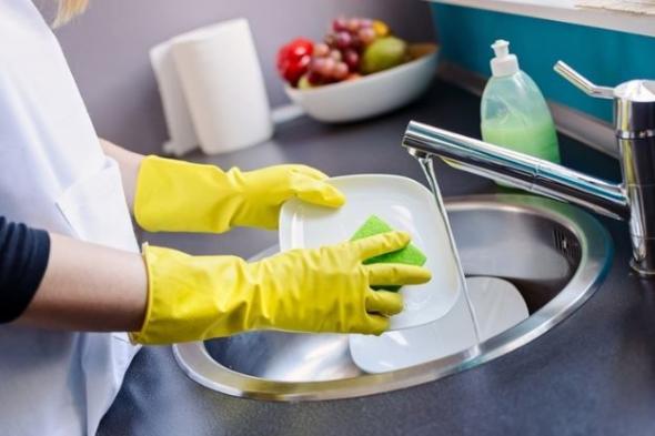 كيف تحافظ على إسفنجة الأطباق من تلوث البكتيريا؟