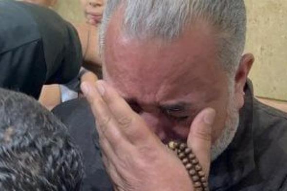 شقيق وأهل قرية شهيد الشهامة يرثونه بالدموع أثناء انتطار وصول جثمانه.. فيديو