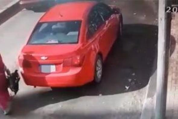 سرقة سيارة بطريق بشتيل في عز الظهر.. فيديو