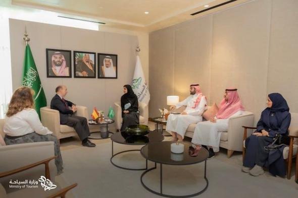«السياحة» تبحث مع السفير الإسباني سبل التعاون وتبادل الخبرات