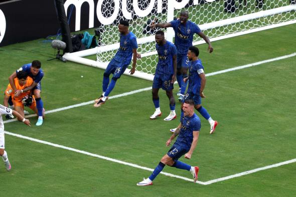 "الأخطبوط" بونو يكتب التاريخ مع الهلال في المونديال