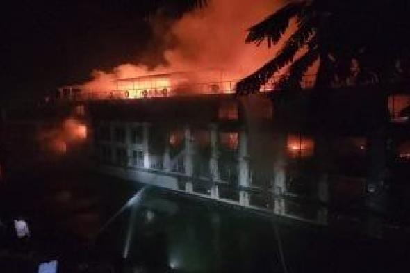 إخماد حريق فى مركب نيلى وإنقاذ 220 شخصا بمدينة إسنا بالأقصر.. فيديو