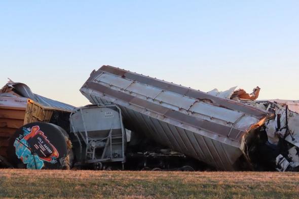 شاهد
    ..
    تسرب
    مواد
    كيميائية
    وحريق
    بعد
    خروج
    قطار
    عن
    سكته
    في
    "كنتاكي
    الأمريكية"