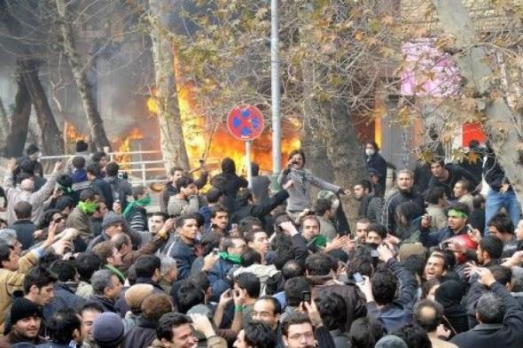 متظاهرون
      إيرانيون
      يحاولون
      اقتحام
      مبنى
      حكومي
      وسط
      استمرار
      الاضطرابات