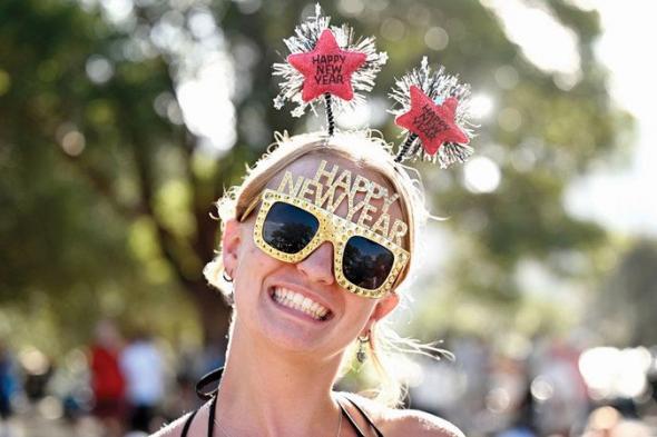 أهالي كيريتيماتي أول مستقبلي العام الجديد.. وساموا آخرهم