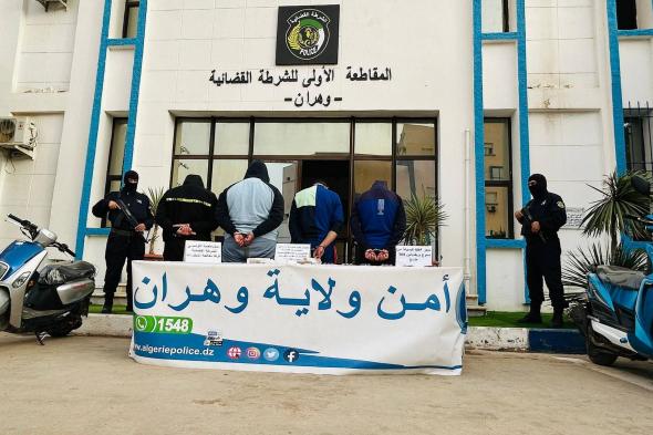 وهران..
توقيف
4
أشخاص
وحجز
كمية
من
الكوكايين
والمهلوسات