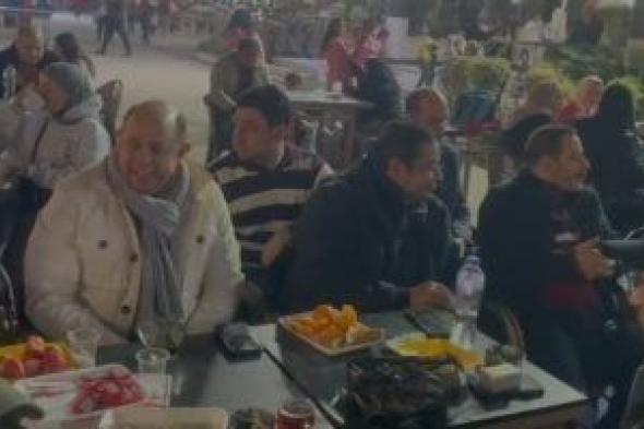 أحمد
سليمان
يتابع
مباراة
مصر
والسنغال
وسط
أعضاء
الزمالك..
فيديو