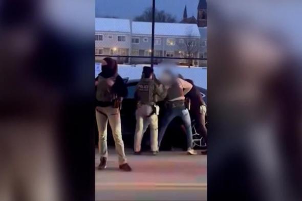 belbalady
      فيديو
      يظهر
      عملاء
      فيدراليين
      يحتجزون
      ضابطًا
      متدربًا
      في
      إدارة
      السجون
      بأمريكا…
      والشرطة
      تعلق