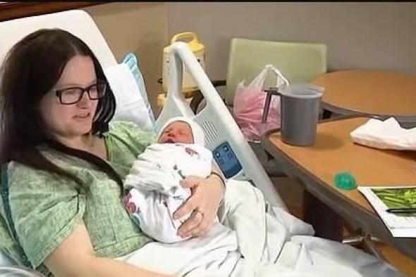 أمريكية
لا
تعلم
بحملها
تلد
بمقر
العمل