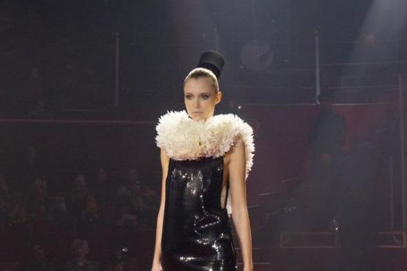 مجموعة Stephane Rolland هوت كوتور ربيع 2026: عرض مسرحي وهندسة نحتية