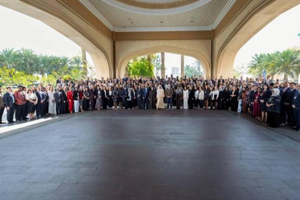 محمد
      بن
      راشد:
      الإمارات
      بقيادة
      محمد
      بن
      زايد
      تؤمن
      بمحورية
      المعرفة
      لتعزيز
      حكومات
      المستقبل