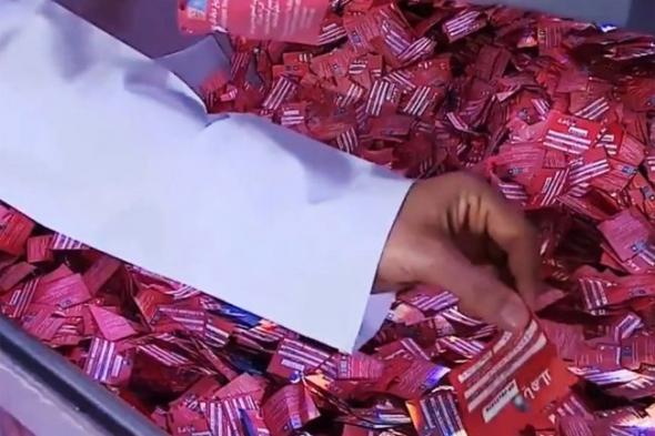 الكويت
      |
      «الجنايات»
      تقضي
      بحبس
      المتهمين
      في
      قضية
      السحوبات
      التجارية
      بين
      4
      و
      10
      سنوات