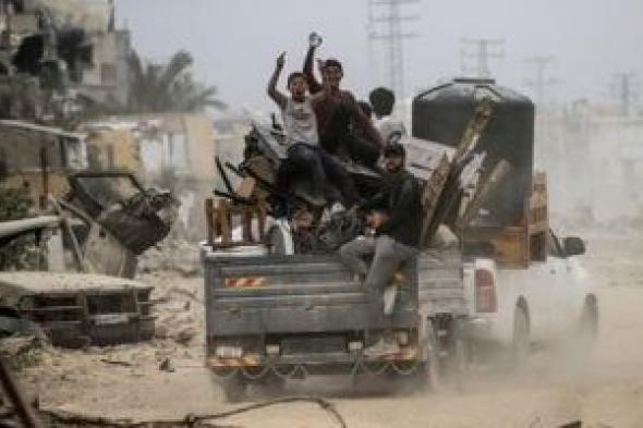 خان
يونس
تستقبل
حافلة
تقل
فلسطينيين
عائدين
إلى
القطاع