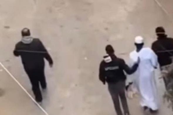 صورة
      سوداني
      في
      "قبضة
      الأمن
      المصري"
      تثير
      الجدل..
      و"الداخلية
      تكشف
      الحقيقة"