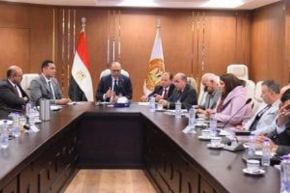 وزير
العمل:
منصة
إلكترونية
لتسهيل
إجراءات
الانتخابات
العمالية