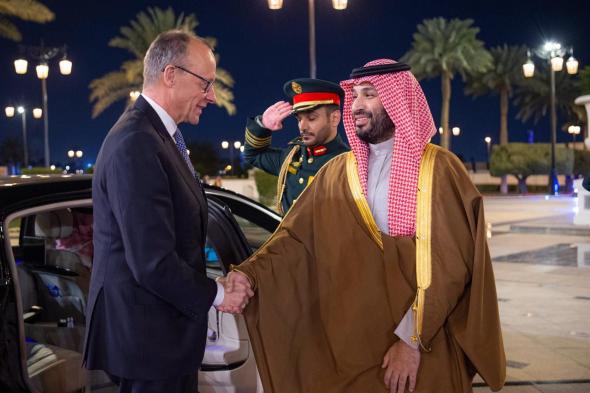 ولي
العهد
يستقبل
المستشار
الألماني
ويعقدان
جلسة
مباحثات
رسمية