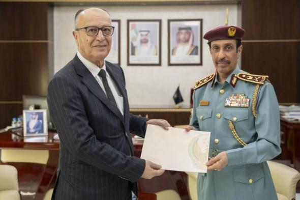 سلطان
      بن
      عبدالله
      يكرّم
      مدير
      فندق
      عجمان