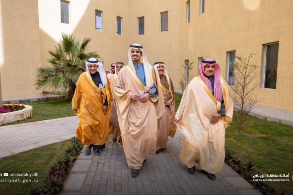 أمين
منطقة
الرياض
يفتتح
مبنى
بلدية
حوطة
سدير