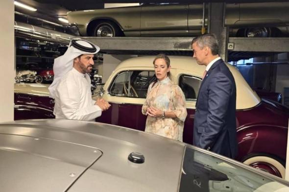 محمد
      بن
      سليم
      يستعرض
      مجموعة
      سياراته
      أمام
      رئيس
      باراغواي