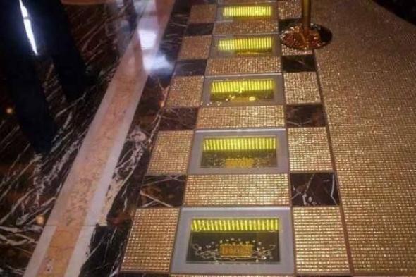 فندق
      يقتلع
      سبائك
      ذهبية
      تزين
      مدخله
      ويبيعها