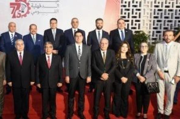 محافظ
الدقهلية
يوقد
الشعلة
إيذانا
ببدء
الاحتفال
بالعيد
القومى