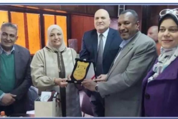 في
      حفل
      تكريم
      عائشة...
      اتحاد
      عمال
      حلوان
      يقرر
      تكثيف
      برامج
      التوعية
      المجتمعية