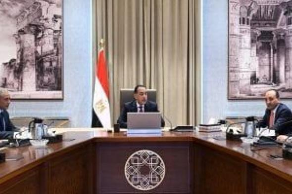 مدبولى
لمساعد
الأمين
العام
للشكاوى:
أنتم
جنود
فى
الميدان
وهدفنا
رضا
المواطن