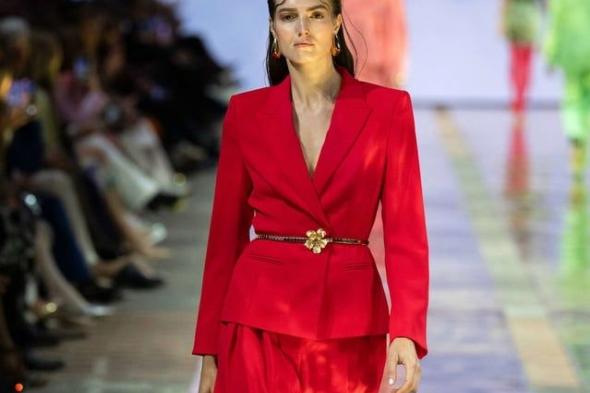 أزياء عيد الحب 2026: إطلالات رومانسية تجمع بين الأناقة والأنوثة