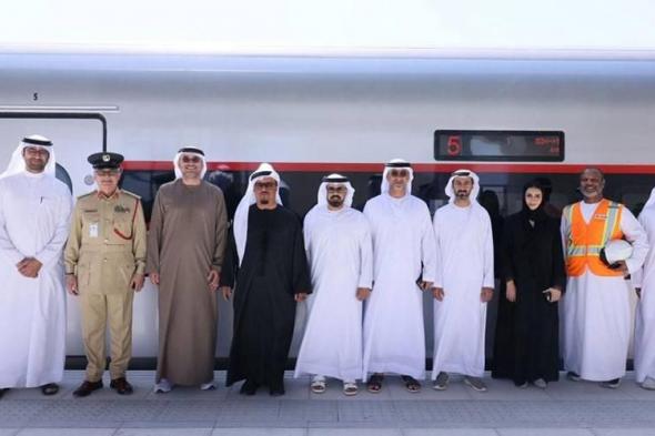 ضاحي
      خلفان:
      قطارات
      الاتحاد
      جسر
      حيوي
      يعزّز
      التنمية