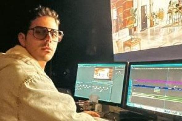 عمرو
عاكف
يعمل
على
4
أفلام
ومسلسل
درامى
فى
رمضان