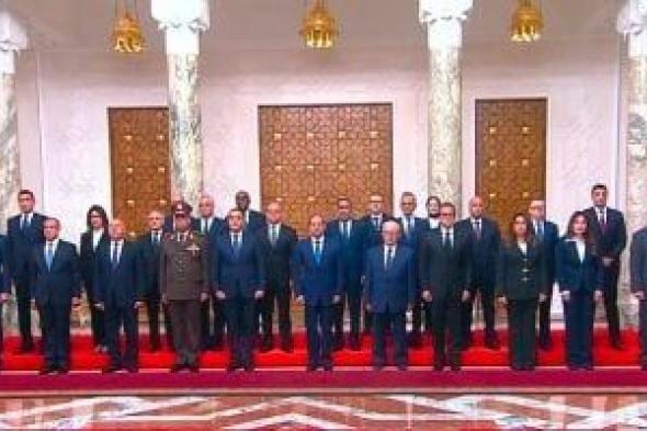 الرئيس
السيسى
يجتمع
مع
الوزراء
الجدد
عقب
أدائهم
اليمين
الدستورية