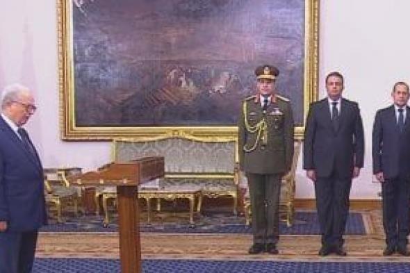 حسين
عيسى
يؤدى
اليمين
الدستورية
نائبا
لرئيس
مجلس
الوزراء
للشئون
الاقتصادية