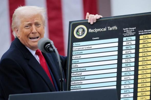 "ترامب
      مُدمِّر
      النظام
      العالمي"..
      لماذا
      يحذر
      خبراء
      من
      أن
      سياساته
      "تمهد
      لعالم
      يُفضِّل
      الأغنياء
      لا
      الشعوب"؟