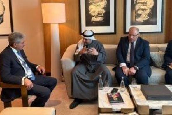 وزير
السياحة
يجتمع
مع
مجموعة
بودى
التجارية
لبحث
سبل
دفع
الحركة
السياحية
إلى
مصر