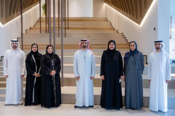 سناء
      سهيل
      وسعيد
      المطروشي
      يطّلعان
      على
      مبادرات
      «عام
      الأسرة»
      في
      عجمان