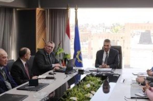 محافظ
أسوان
يبحث
دعم
الاتصالات
بالمناطق
النائية