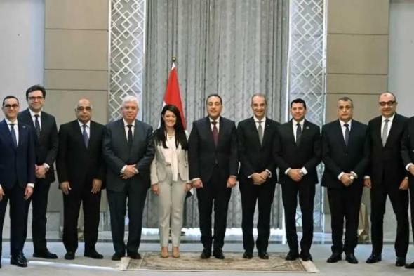 رئيس
      الوزراء
      يُكرم
      الوزراء
      السابقين
      ويؤكد:
      هدفنا
      جميعًا
      خدمة
      المواطن